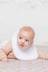 Babero blanco vivo rosa