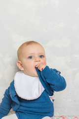 Babero blanco vivo rosa