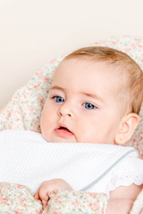 Babero blanco vivo gris