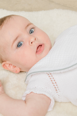 Babero blanco vivo gris