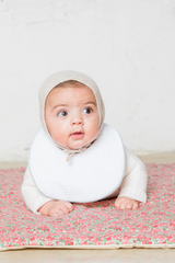 Babero blanco vivo gris