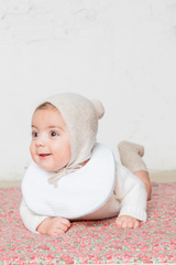 Babero blanco vivo gris