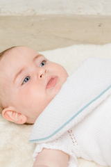 Babero blanco vivo azul