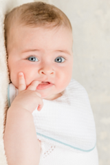 Babero blanco vivo azul