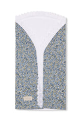 Arrullo bebé con coralina blanca y tira bordada