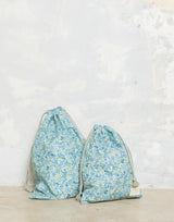 Bolsa-multiuso-impermeable-flores-azules