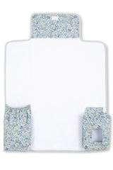 Cambiador-de-bebe-con-bolsillos-de-flores-azules-de-la-marca-Gabis