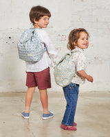 niños con mochila impermeable guardería