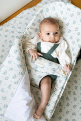 Bebé en funda de hamaca con saco Nico con la cremallera abierta