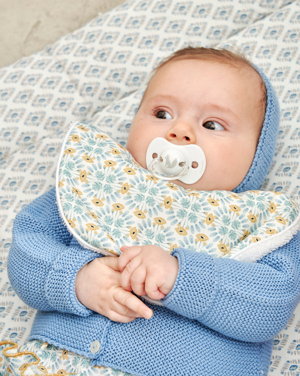 bebé con babero impermeable ignacio de gabis