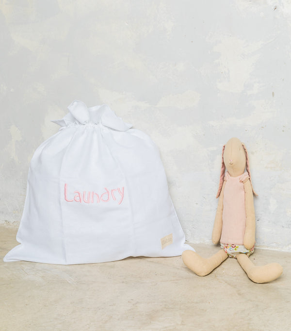 Bolsa-de-ropa-sucia-bordado-laundry-rosa-de-la-marca-Gabis