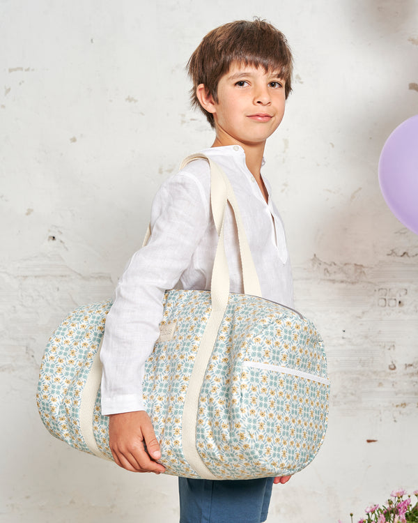 niño con bolsa de viaje Gabis modelo Ignacio