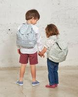 niños con mochila impermeable guardería 