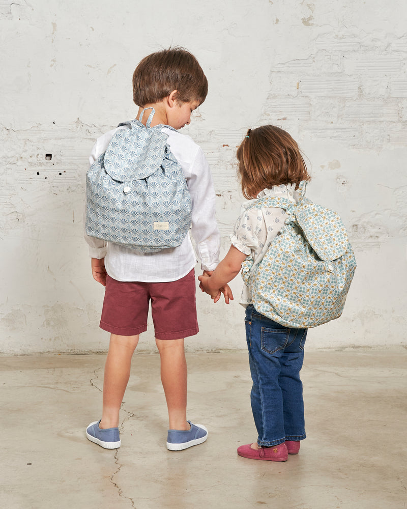 niños con mochila impermeable guardería 